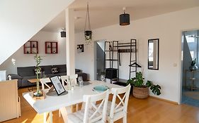 BRIGHT by Interior Apartments - Familien App für 4 Personen&Kinderbett - Gartennutzung- Ausblick zum Herkules - nahe ICE-Bahnhof&UNESCO Weltkulturerbe Herkules&Schloss Wilhelmshöhe